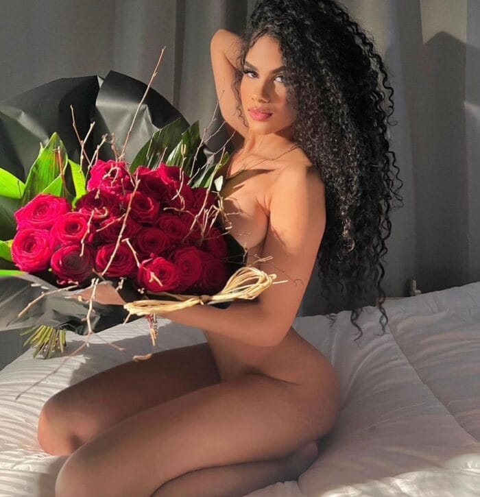 Megan nude luxury escort in Ibiza with a bouquet of flowers Megan nude luxury escort in Ibiza with a bouquet of flowers
