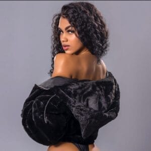 Megan modelo de compañia en Ibiza posando con chaqueta negra Megan modelo de compañia en Ibiza posando con chaqueta negra